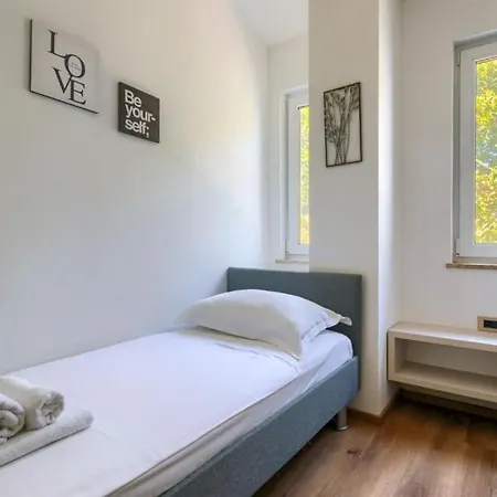 Modern Zara With Pool In Visnjan Vila Radossi