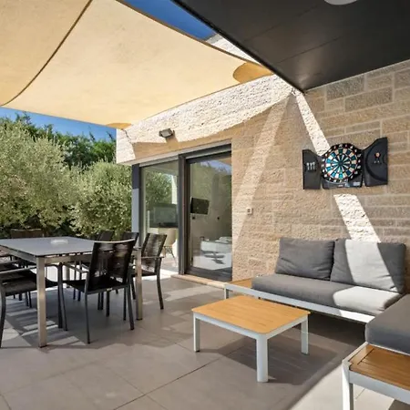 Modern Zara With Pool In Visnjan *