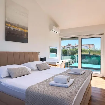 Modern Zara With Pool In Visnjan