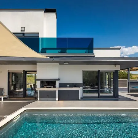 Modern Zara With Pool In Visnjan