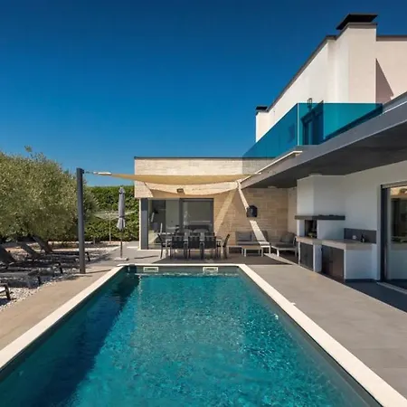Modern Zara With Pool In Visnjan